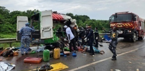 Accident tragique à Agboville : 14 morts dans une collision entre un minicar et un poids lourd